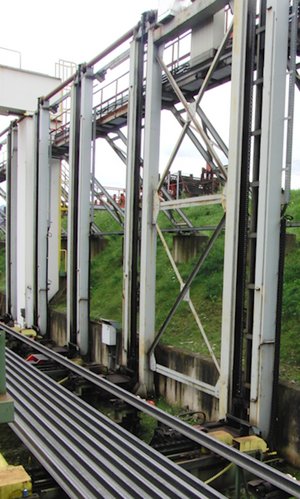 Schienenhubeinrichtung mit geteilten Kettenrädern